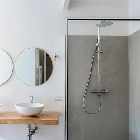 Silvia House - The House Of Travelers Apartament *